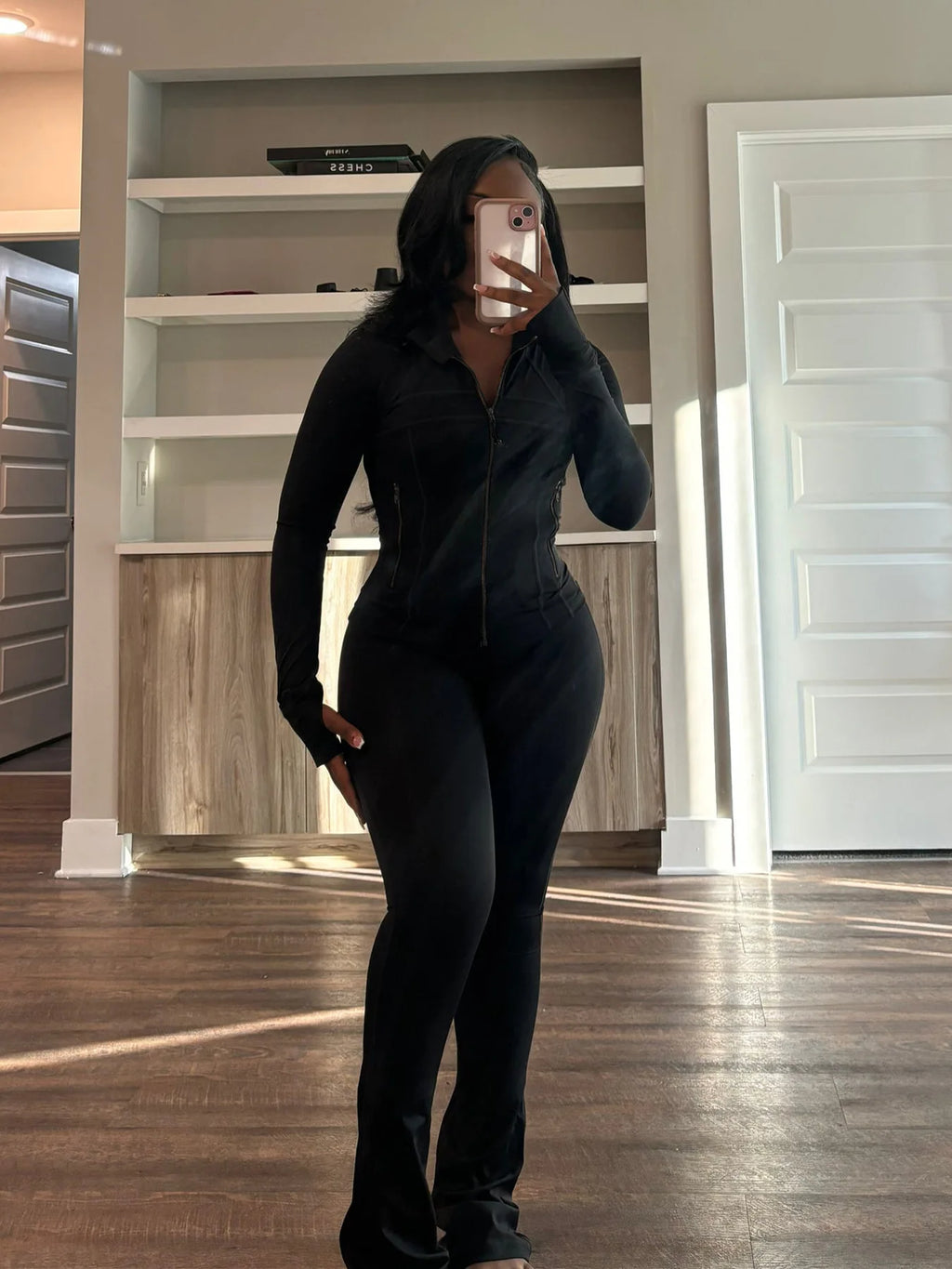 Tuta sportiva donna nera top con zip manica lunga e pantaloni slim fit a zampa