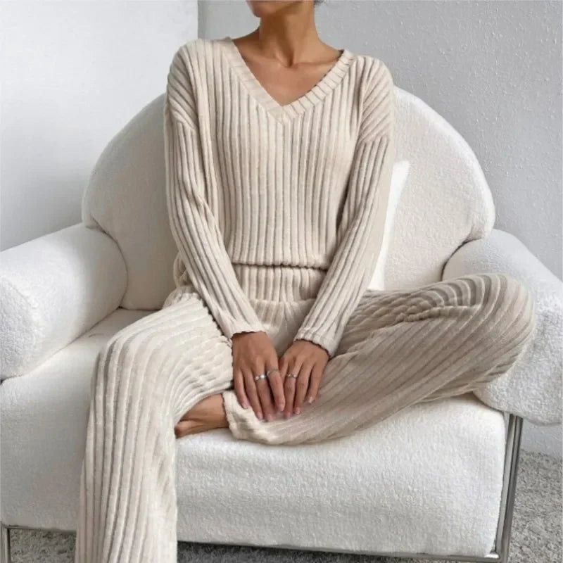 Completo donna maglia costine pantaloni larghi grigio lifestyle hero