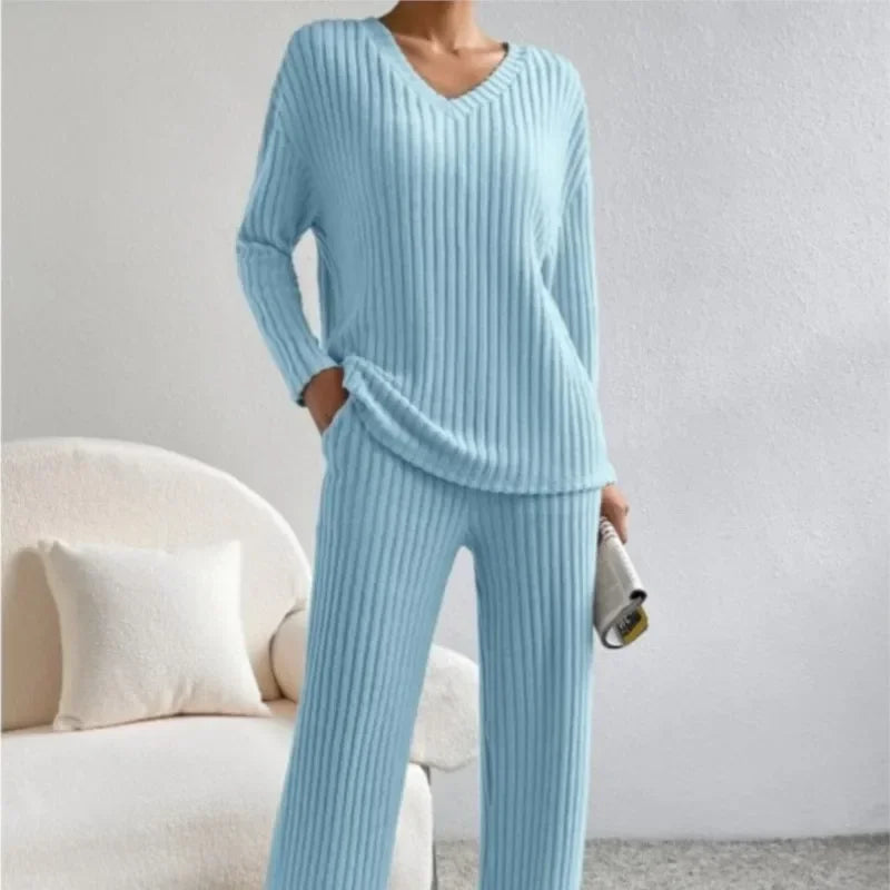 Completo donna dettaglio maglia costine scollo V