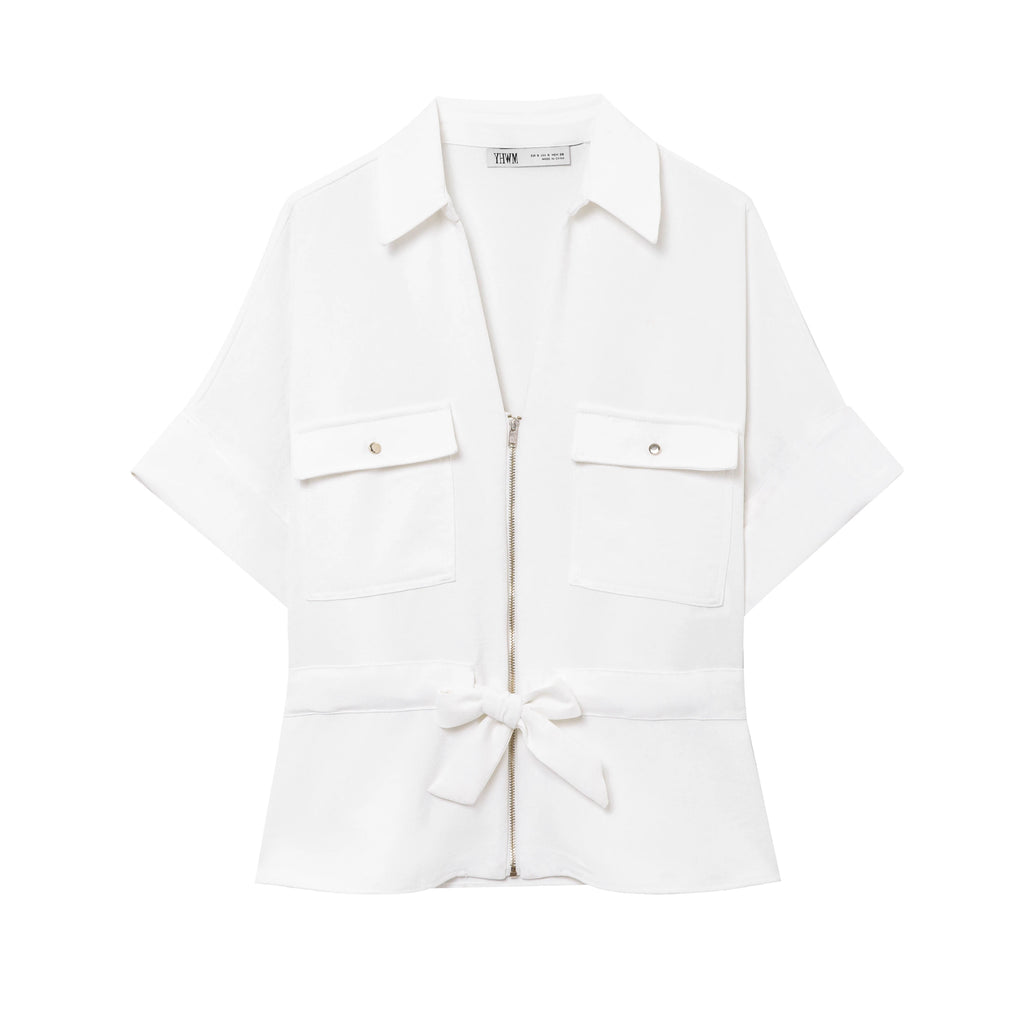 Camicia bianca manica corta con zip frontale, 2 tasche con pattina e fiocco in vita