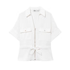 Camicia bianca manica corta con zip frontale, 2 tasche con pattina e fiocco in vita