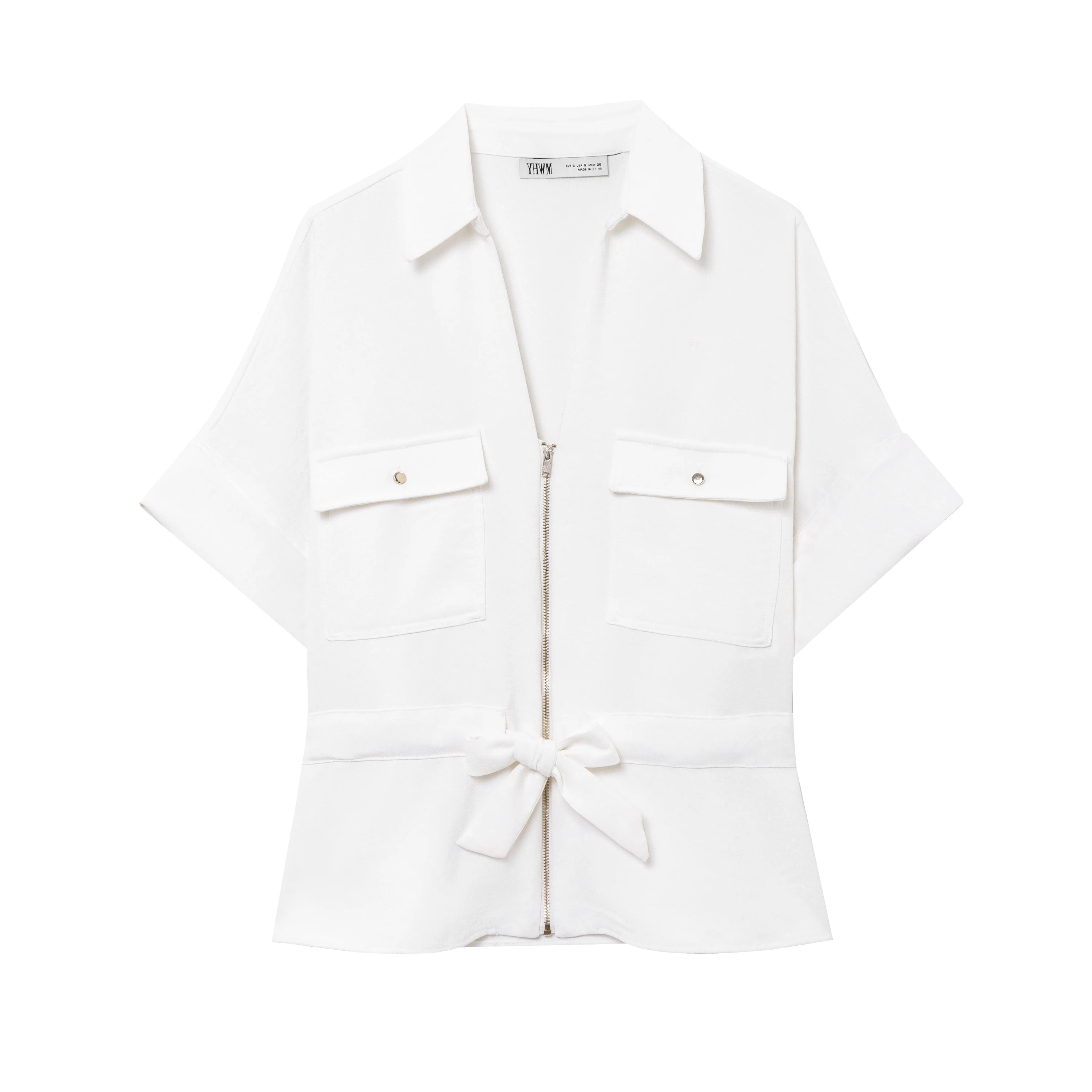 Camicia bianca manica corta con zip frontale, 2 tasche con pattina e fiocco in vita