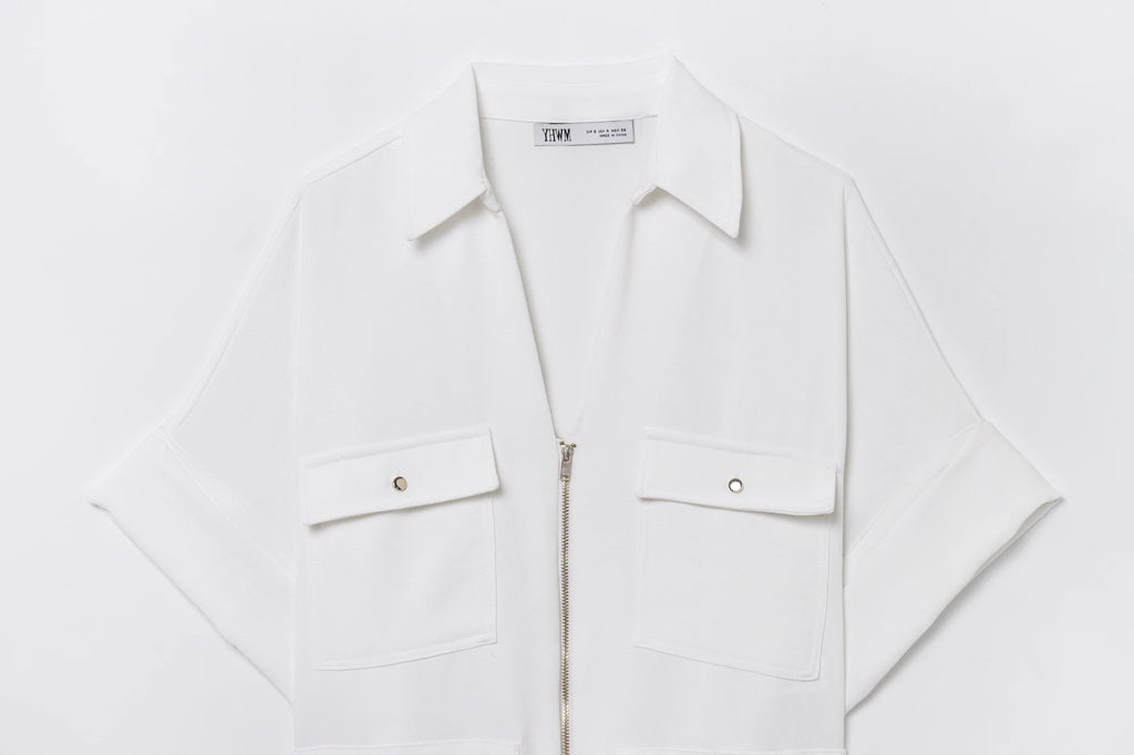 Dettaglio camicia bianca - zip frontale argento e tasche con bottone metallico